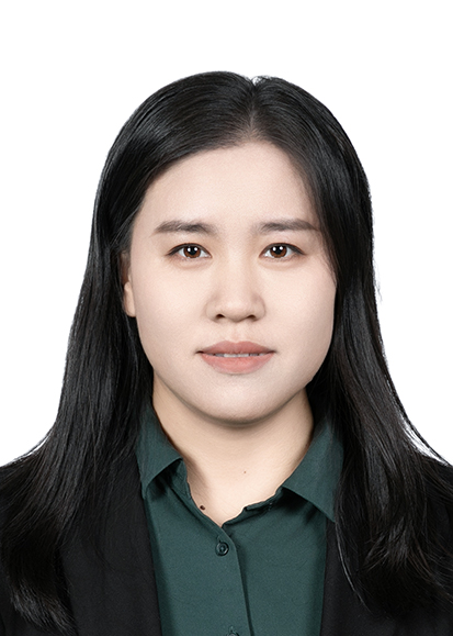 小孩穿着西装描述已自动生成